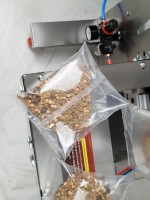 Pneumatische vertikale Verpackungsmaschine XT500 mit Schüttgutspender und Schutzatmosphärenverpackung (MAP) 10-500g