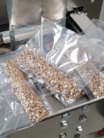 Pneumatische vertikale Verpackungsmaschine XT500 mit Schüttgutspender und integriertem Vakuum 10-500g